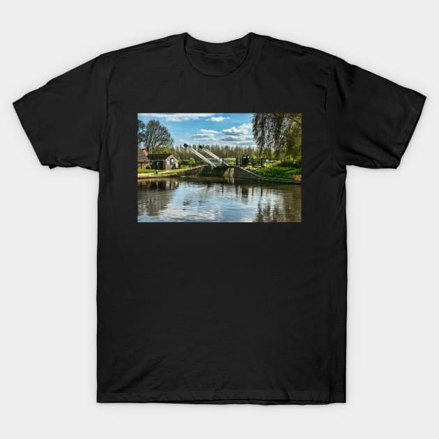 Bridge 221 On The Oxford Canal T-Shirt by IanWL